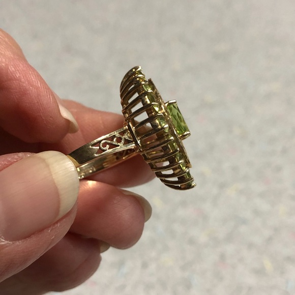 10kt Gold Peridot Ring - Picture 5 of 8